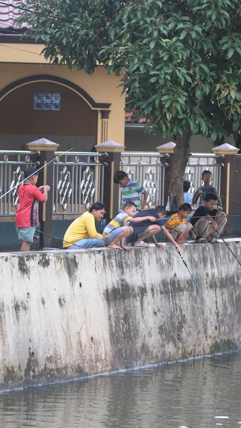 FOTO: Keseruan Warga Menanti Waktu Berbuka Puasa dengan Mancing di Situ Cicadas