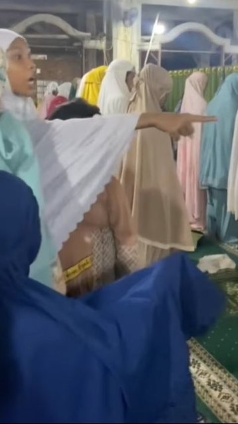Viral Moment of Tarawih Turns 'Heated' because of a Girl Arguing Back