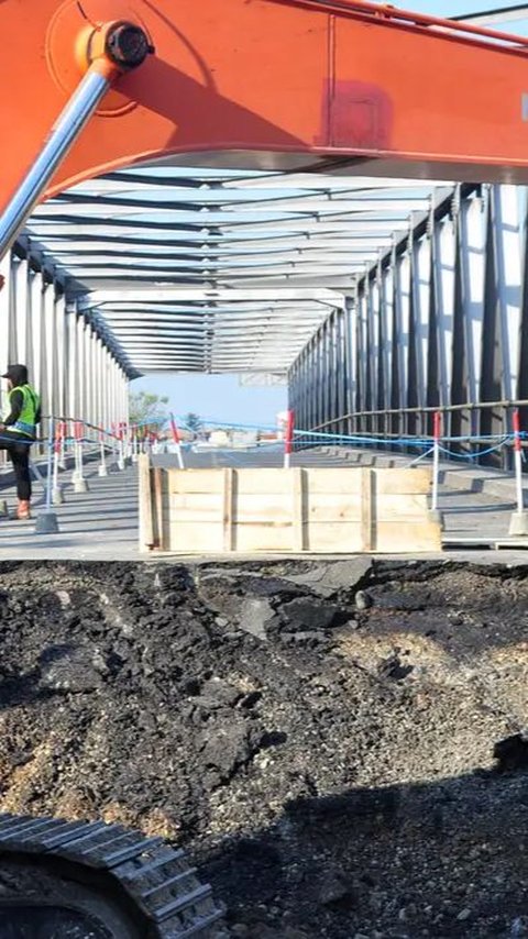 Viral Momen Pekerja Proyek Jembatan Comal Pemalang Kedapatan Tidur di Aspal, Bikin Sedih