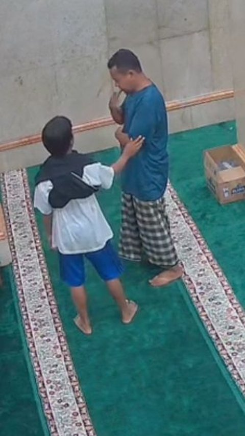 Adults Being Reprimanded by Children for Praying in the Wrong Direction Goes Viral, Netizens Say Kids Are Heaven's Inhabitants