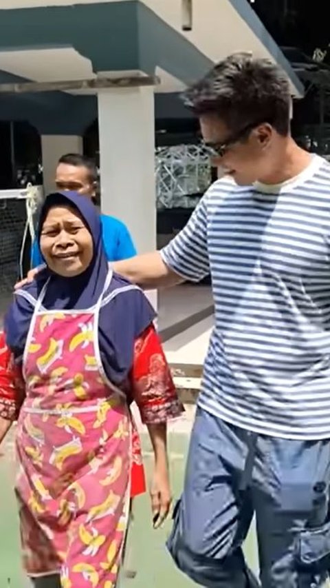 Baim Wong Bernostalgia ke Sekolah, Dipeluk Ibu-ibu Kantin 'Sudah Menjadi Orang Sukses'