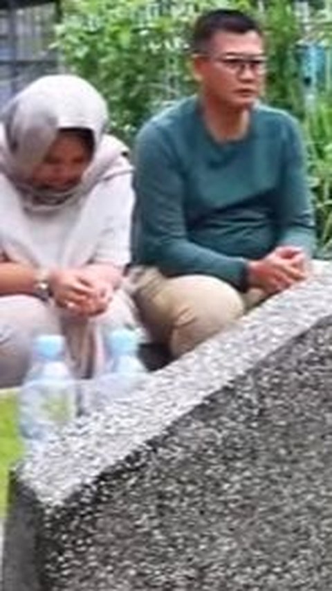 Sambil Dampingi Sang Istri Ziarah ke Orangtua, Mayjen Kunto Arief Menunjukkan Tanah Kuburan yang Sudah Dipesan Buat Nanti