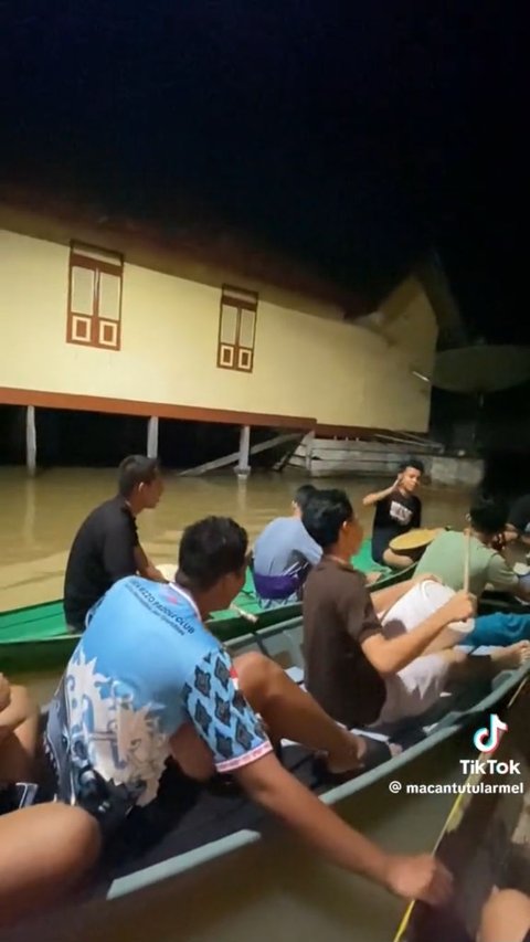 Viral Momen Pemuda di Jambi Bangunkan Sahur Pakai Perahu karena Banjir, Begini Aksi Mereka