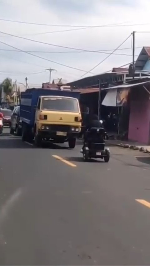 Buat Geram, Aksi Ibu Pengendara Motor Roda Tiga Lawan Arus Ini Viral