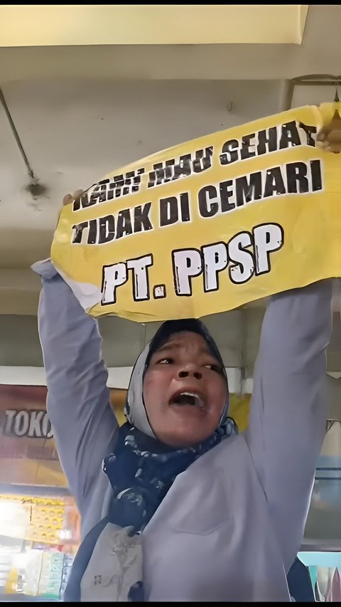 Viral Mother 'Brushed Aside' While Unfolding a Banner Rejecting Palm Oil Factory in Front of Jokowi, President's Reaction Becomes the Highlight