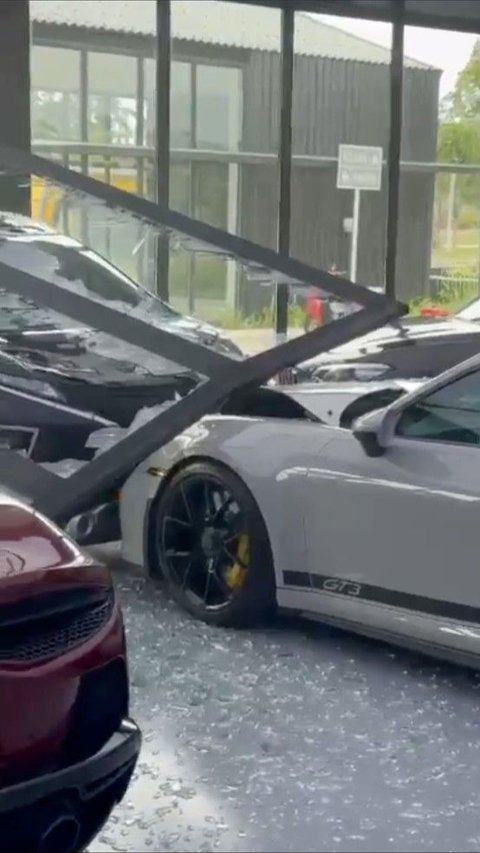 Segini Kecepatan Xpander Tabrak Porsche Senilai Rp8,9 Miliar di Showroom Mewah PIK