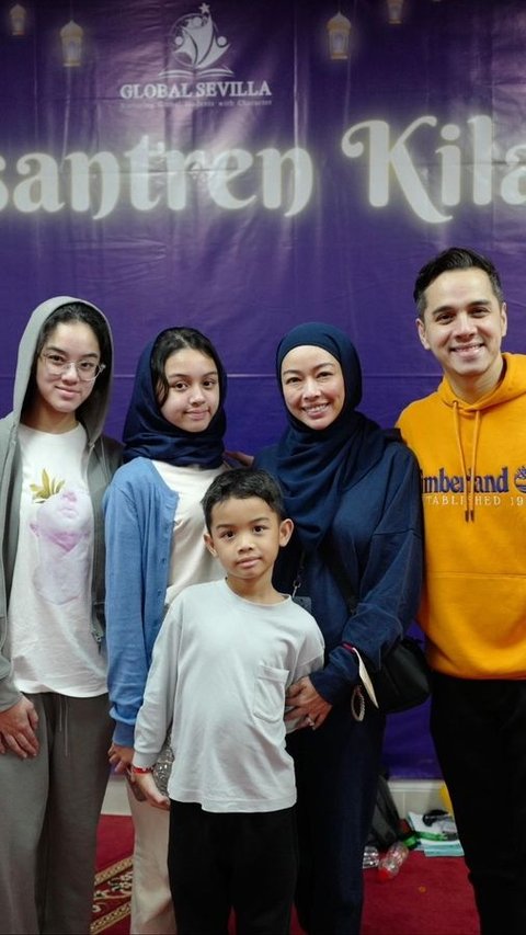 Momen Rionaldo Stockhorst Dampingi Anak-anak Jalani Pesantren Kilat di Sekolah, Kompak Banget Bareng Istri