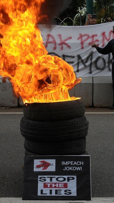 VIDEO: Situasi Terkini Demo Panas Depan KPU, Massa Sampai Bakar Ban