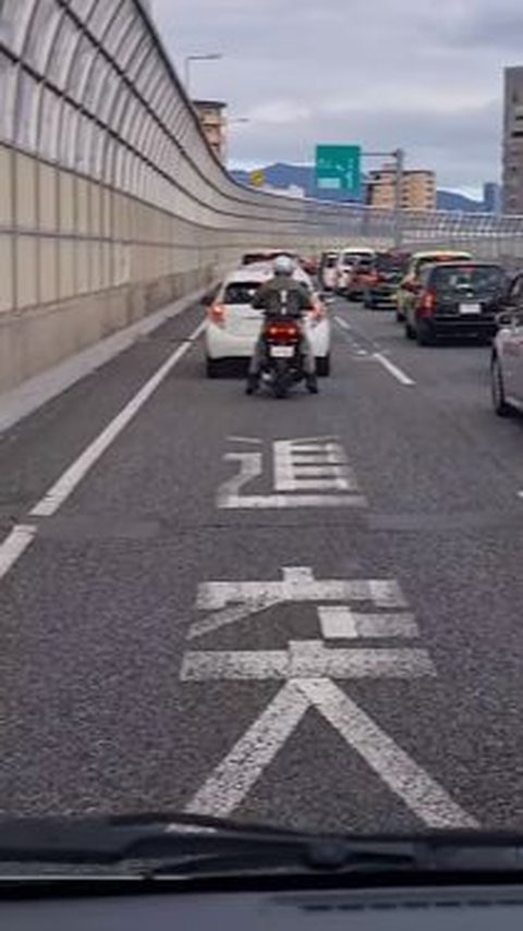 Tertibnya Lalu Lintas di Jepang, Para Pemotornya Ternyata Ikut Antre di Antara Mobil saat Macet