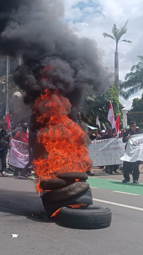 Masih Ada Demo Depan DPR, Jalan Gatot Subroto ke Slipi Dialihkan!