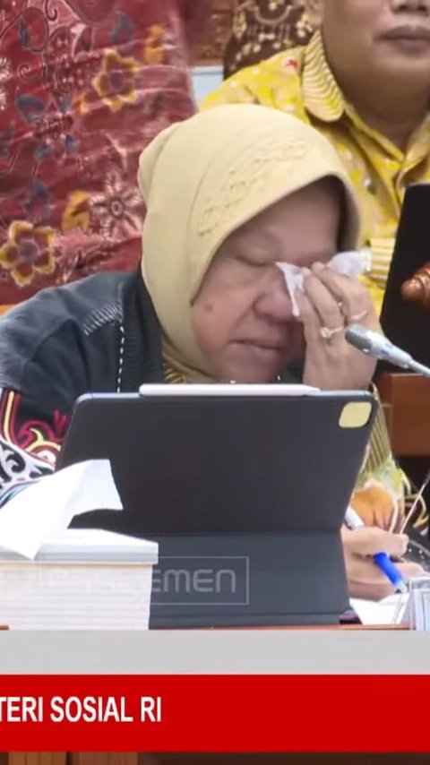 Tears of Minister Risma When Hearing the Story of the Elderly at the DPR Meeting