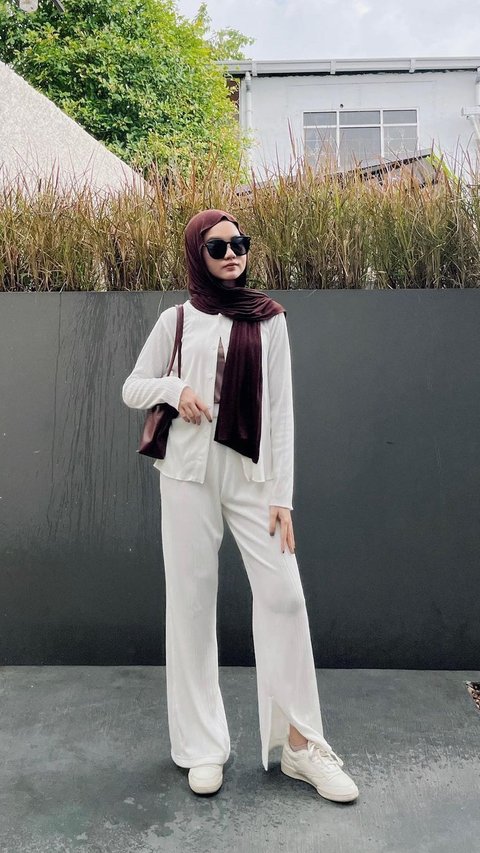 Tampilan On Point Hijaber dengan Look White on White, Coba Yuk!