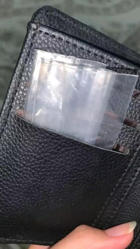 Initially Impressed Scary, This Girl Always Keeps a Strand of Hair in Her Wallet Everywhere, Turns Out the Reason is Touching
