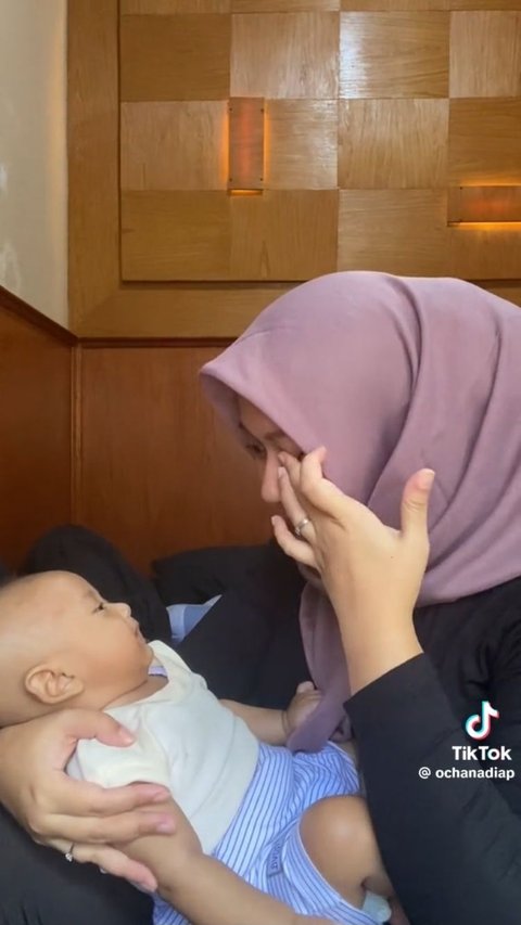 Viral Momen Seorang Ibu Pamit Kerja Pada Anaknya usai 3 Bulan Cuti Melahirkan, Bikin Haru