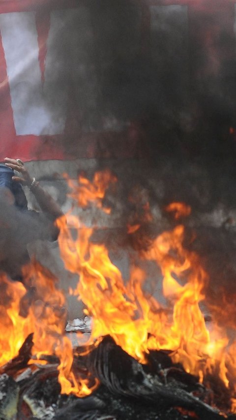 VIDEO: Demo Depan DPR Memanas, Massa Bakar Spanduk Keluarga Presiden Jokowi