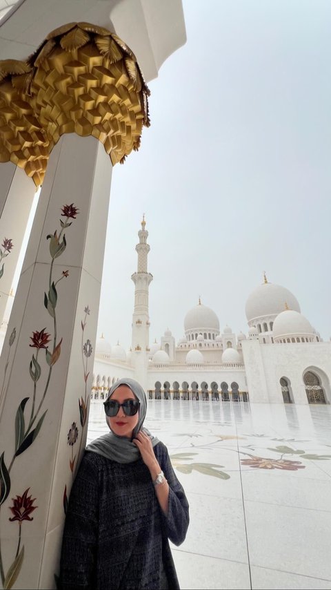 Potret Donna Agnesia Tampil Berhijab saat Berkunjung ke Masjid Agung Sheikh Zayed di Abu Dhabi, Netizen 'Adem Lihatnya'