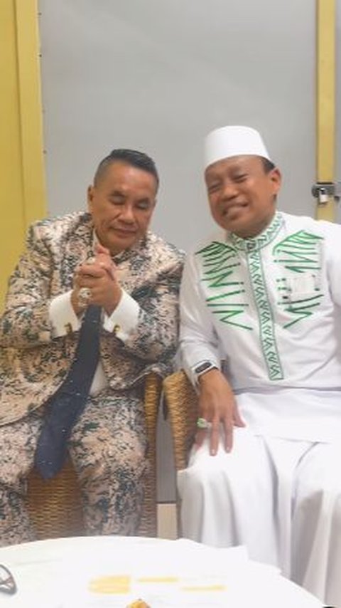 Pertemuan Dua Sahabat Lama Pengacara Super Top dengan Ulama Terkenal, Ditutup Salam Komando