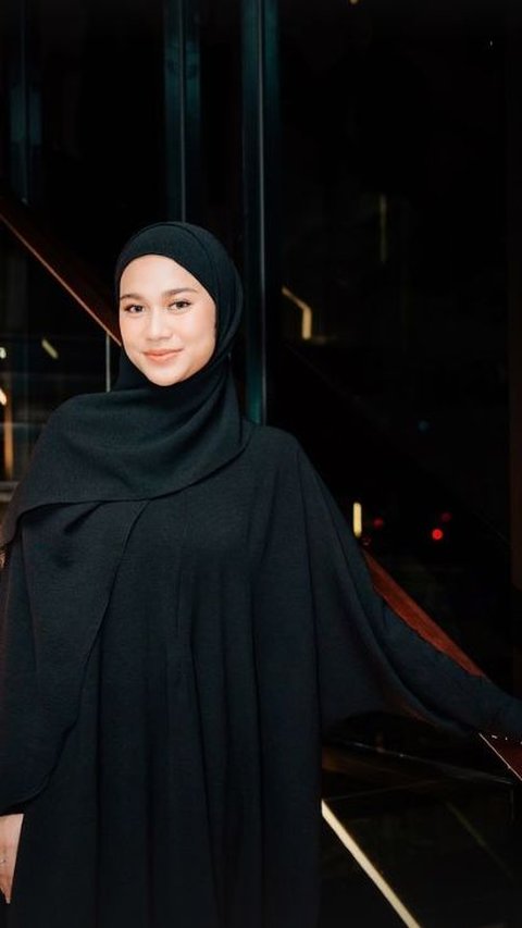 8 Portraits of Azizah Salsha Looking Gorgeous in Black Hijab Flooded with Praise