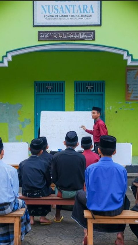 Fokus Perdalam Ilmu Agama di Bulan Ramadan, Begini Keseruan Ponpes di Kendal Belajar Kitab Kuning