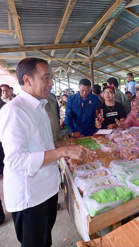 Blusukan di Pasar Sungai Ringin Sekadau, Jokowi Temukan Kenaikan Harga Bahan Pokok