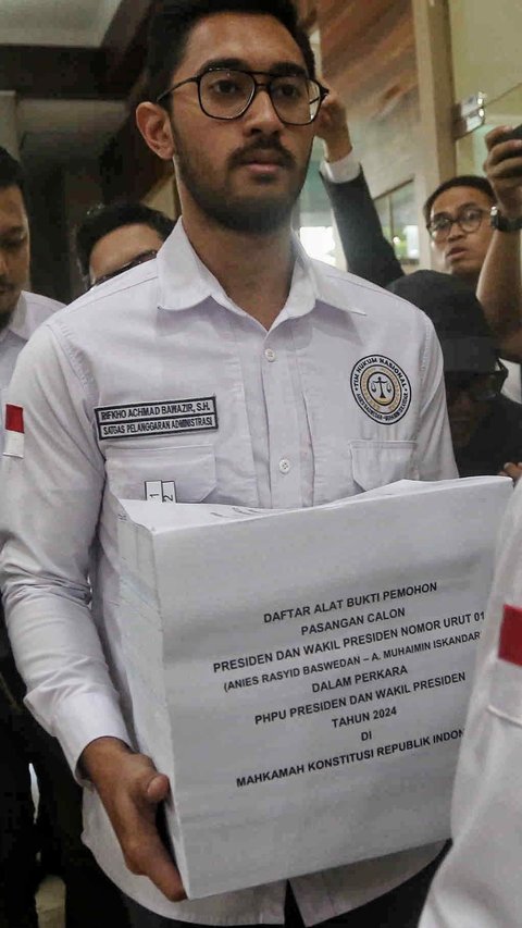 FOTO: Gugat Hasil Pilpres 2024 ke MK, Tim Hukum AMIN Bawa Setumpuk Dokumen Kecurangan Pemilu