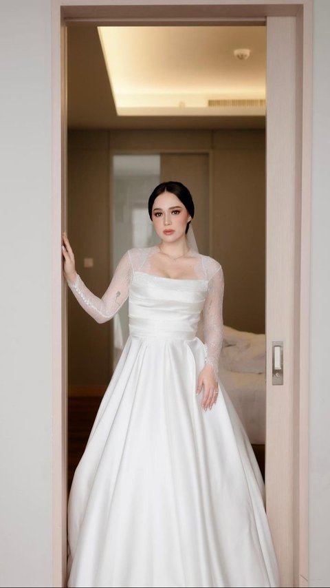 Bedah Gaun Klasik Raquel Larkin di Hari Pernikahannya