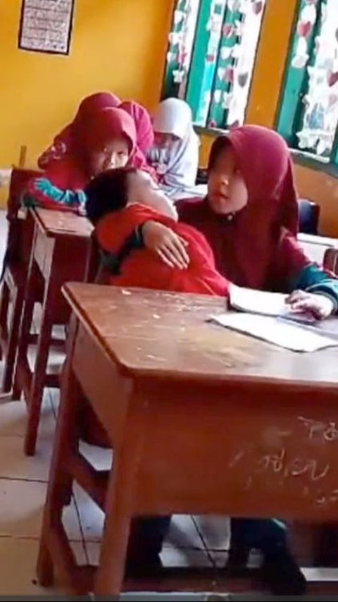 Kisah Haru Siswi di Sinjai Sekolah Sambil Gendong Adik Setelah Ibu Wafat