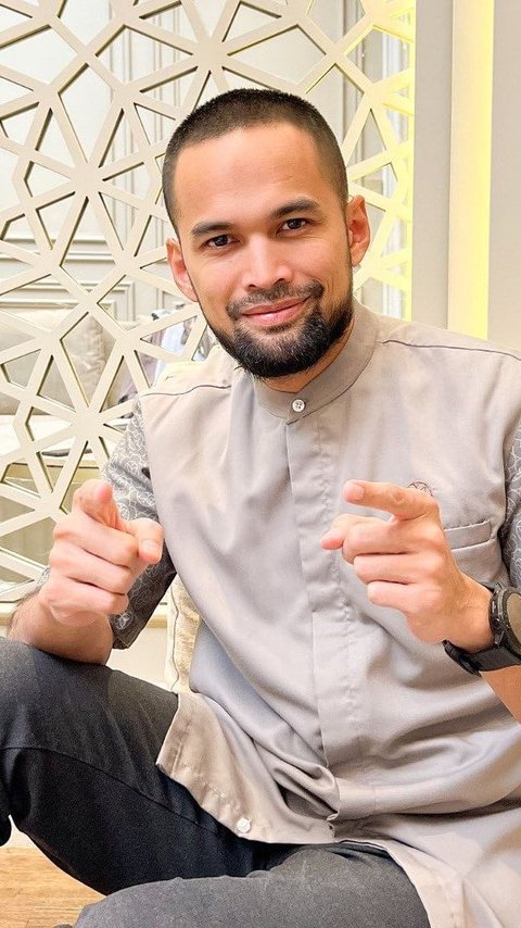 Showcasing a Family Photo, the Faces of Teuku Wisnu's Three Children Become the Center of Attention