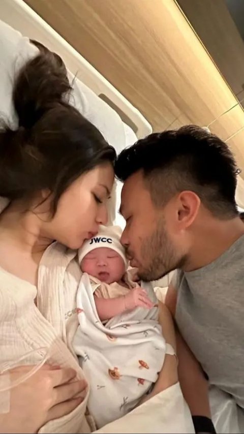 Otto Hasibuan Cried! 10 Photos of Jessica Mila Giving Birth to First Child Accompanied by In-Laws