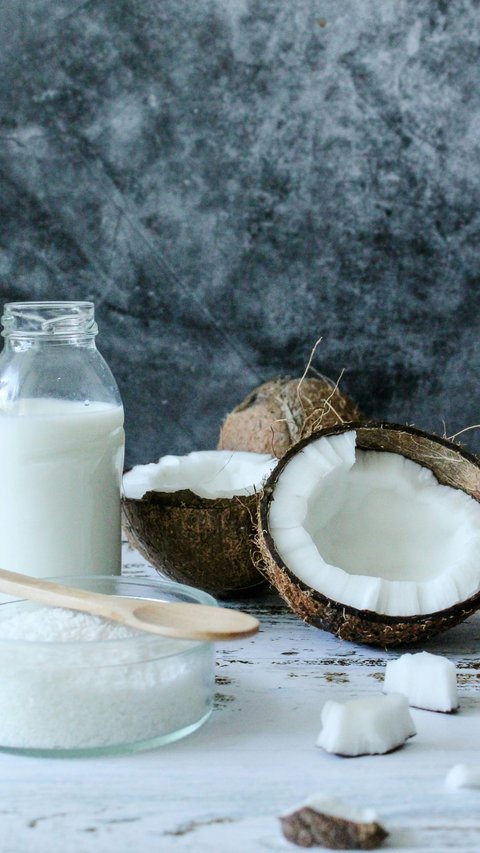 8 Health Benefits of Consuming Coconut Milk in Food and Drinks