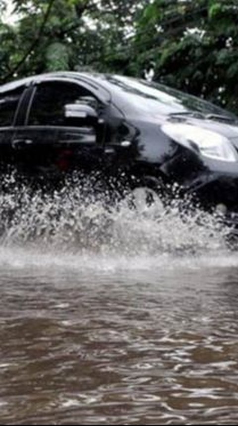 Dua Lajur Tol Menuju Bandara Soekarno Hatta Masih Terendam Banjir, Kendaraan Padat Merayap