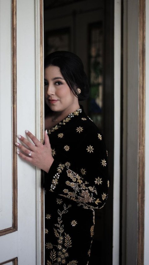 The Enchanting Nessie Judge in a Black Kebaya, Maximum Elegance