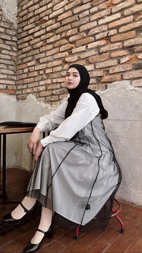 Inspirasi Mix and Match Monokrom Outfit dengan Nuansa Anggun