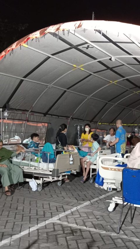 Antisipasi Gempa Susulan, Ratusan Pasien RS Unair Akhirnya Dirawat di Tenda Darurat