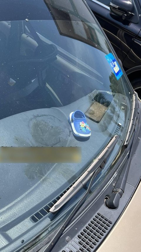 Hilarious! Accidentally Left in the Car and Overheated for a Long Time, Mom Shocked to See Her Child's Shoe Become Uneven