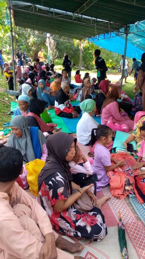 Dihantui Gempa Susulan, Warga Bawean Takut Tinggal di Rumah