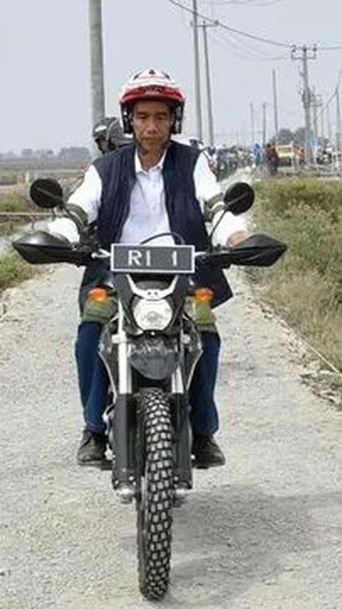 Viral Moment Jokowi Almost Had an Accident While Riding a Motorcycle at the Kalimantan Border