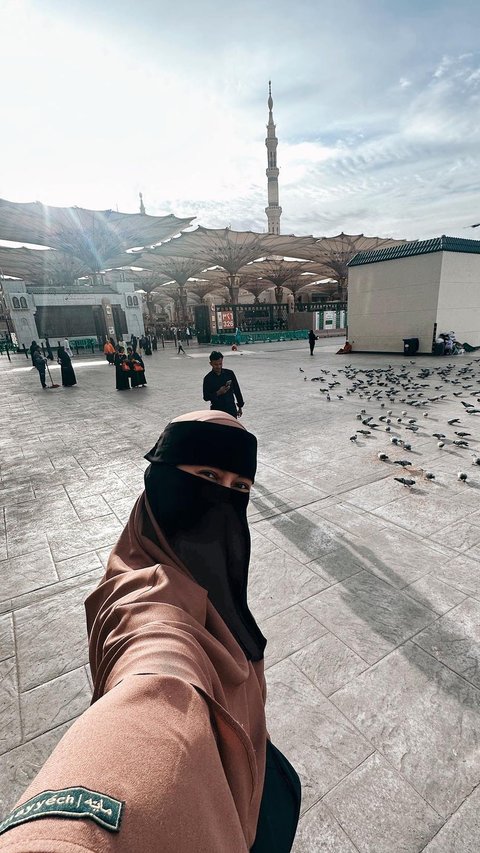 MasyaAllah! 8 Foto Paula Verhoeven Tampil Bercadar saat Umrah ke Tanah Suci di Bulan Ramadan, Bikin Pangling