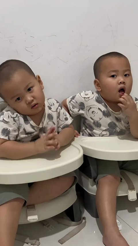Bocah Kembar Belajar Lagu Indonesia Raya, Komentarnya Polos Banget: 