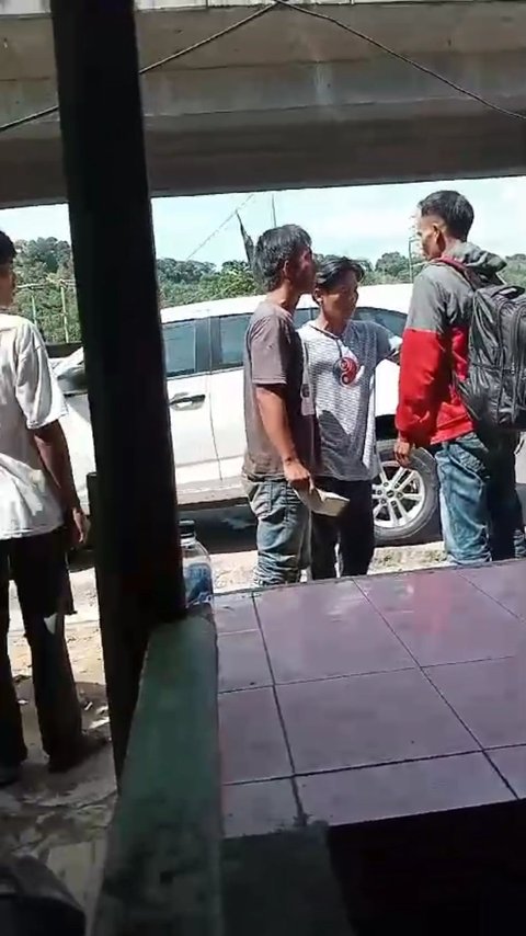 Pemudik di Pelabuhan Merak Dianiaya dan Dipalak oleh Calo