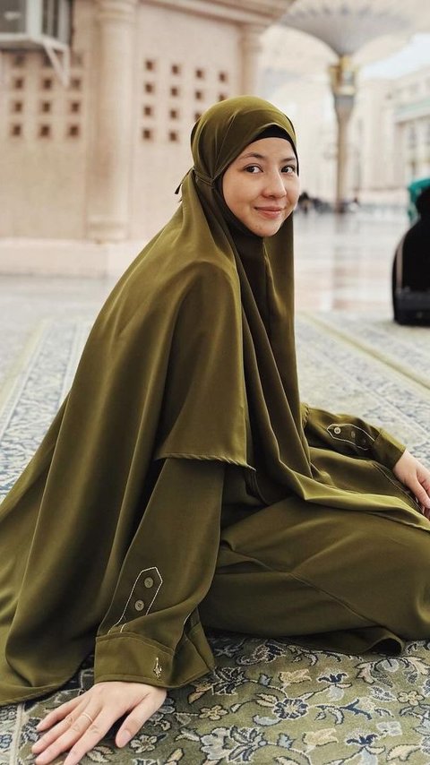 Pilihan Dress Natasha Rizky Saat Umroh Ramadan, Warnannya Anggun Banget