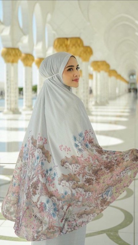 Tak Cuma Baju, Ini 6 Rekomendasi Mukena ala Buttonscarves yang Cantik, Elegan dan Adem untuk Lebaran 2024