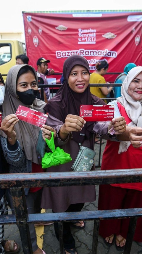 FOTO: Ramai-Ramai Berburu 1.000 Paket Sembako Murah di Bazar Ramadan LRT Jakarta