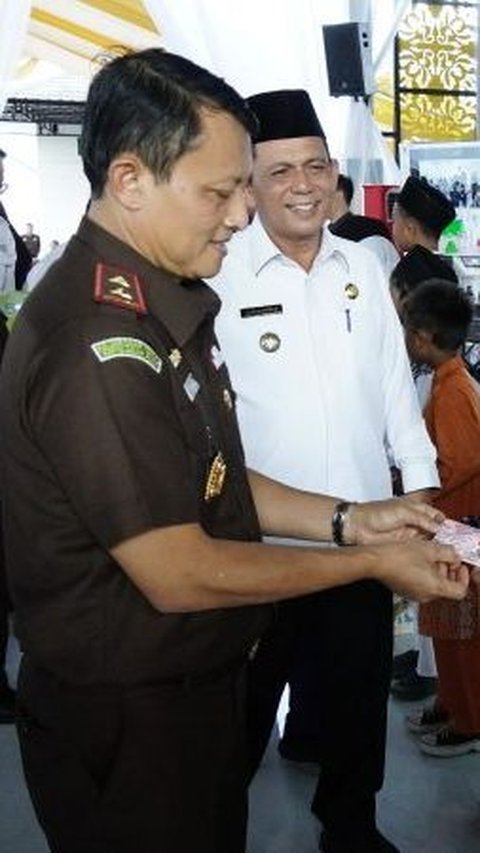 Kajati Kepri Serahkan 1.500 Kartu Identitas Anak di Tanjungpinang