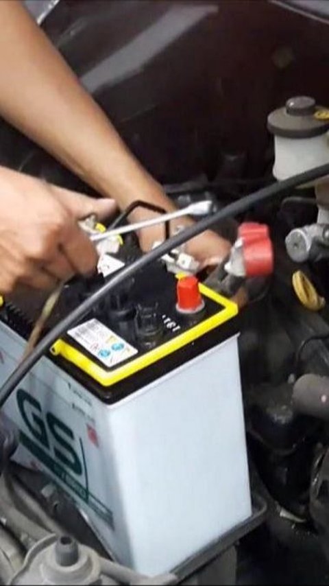 7 Cara Melepas Aki Mobil Injeksi Yang Benar Dan Aman Beserta Cara Memasangnya Kembali Tips