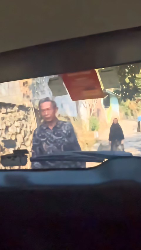 Like a Soap Opera Scene! Sad Moment of Father Not Willing to Let His Child Go Traveling, Chasing the Car Until Out of Breath to Get the Last Kiss