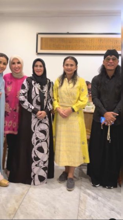 Penampilan Sederhana dan Bersahaja Juliati Istri Kapolri saat Acara Ramadan Curi Perhatian