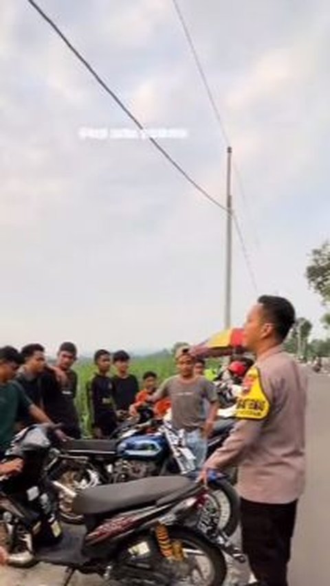 Awalnya Gerombolan Pemuda Ini Ditegur Pak Bhabin Motornya Tak Sesuai Aturan, Endingnya Diberi Kejutan Bikin Tersenyum