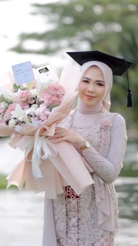 Not for the Indifferent, This College Student Spent Rp14.5 Million to Look Maximum at the Graduation Ceremony