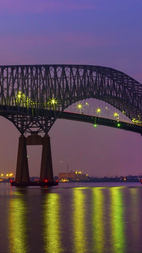 Detik-Detik Jembatan Francis Scott Key di Baltimore Ambruk Ditabrak Kapal Kargo, Kendaraan Jatuh ke Sungai